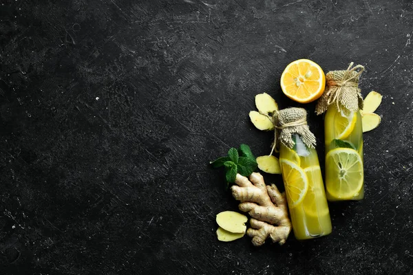 Composição Plana Com Limonada Natural Deliciosa Com Limão Gengibre Folhas — Fotografia de Stock