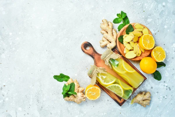 Zencefilli, limonlu ve naneli ev yapımı limonata. Vitamin Sağlıklı İçecek Konsepti. Taş bir arka planda.