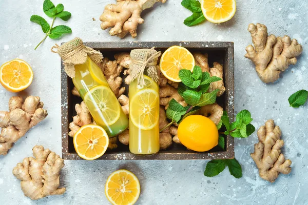 Limonada Caseira Com Gengibre Limão Hortelã Uma Tábua Madeira Conceito — Fotografia de Stock