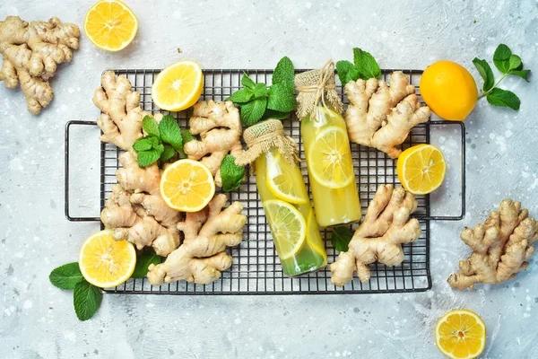 Cam bir şişede nane yapraklı limonata. Yüksek miktarda C vitamini için. Taş bir arka planda metin için boş alan..