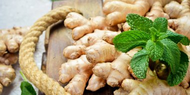 Taze zencefil ve yeşil nane. Taş arkaplanda metin için boş alan.