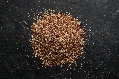 Kırmızı, siyah ve beyaz kinoa taneleri. Sağlıklı yemek geçmişi. Beyaz, kırmızı ve siyah kinoa tohumları - Chenopodium kinoası