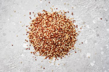 Kırmızı, siyah ve beyaz kinoa taneleri. Sağlıklı yemek geçmişi. Beyaz, kırmızı ve siyah kinoa tohumları - Chenopodium kinoası