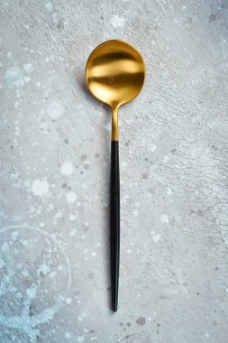 Mutfak arka planı. Metal kaşıklar. Mutfak aletleri. Gri taştan bir arka planda. Üst görünüm.