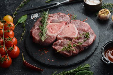 Kemikli çiğ Ossobuko bifteği. - Et. Taş bir arka planda.