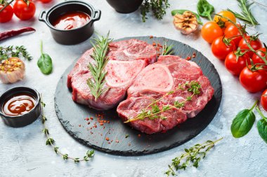 Kemikli çiğ Ossobuko bifteği. - Et. Taş bir arka planda.