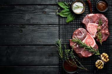 Kemikli çiğ Ossobuko bifteği. - Et. Taş bir arka planda.