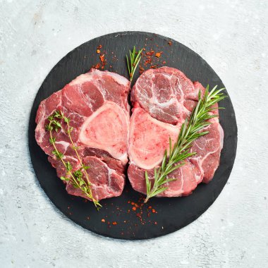 Kemikli çiğ Ossobuko bifteği. - Et. Taş bir arka planda.