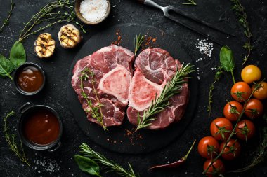 Kemikli çiğ Ossobuko bifteği. - Et. Taş bir arka planda.