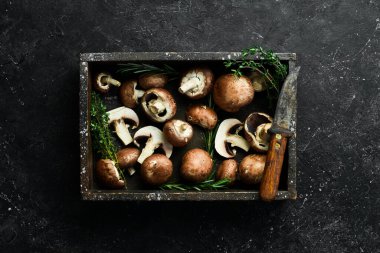 Taş bir masada taze organik kral şampiyonları. Üst görünüm.