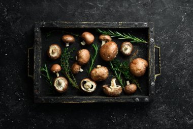 Taş bir masada taze organik kral şampiyonları. Üst görünüm.