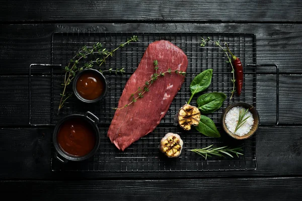 Pedaço Vitela Fresca Prato Ardósia Com Especiarias Ervas Carne Fundo — Fotografia de Stock