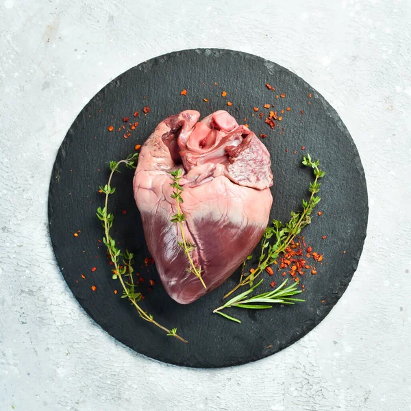 Ωμή Χοιρινή Καρδιά Μαύρο Πέτρινο Πιάτο Μπαχαρικά Και Βότανα Κρέας — Φωτογραφία Αρχείου