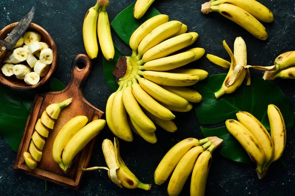 Bananen Hintergrund Frische Gelbe Baby Bananen Auf Einem Steintisch Ansicht — Stockfoto