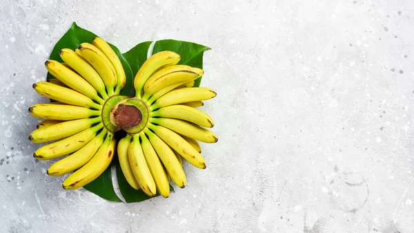 Nyers Organikus Banáncsokor Megehető Kőből Készült Háttérrel Ingyen Fénymásolási Hely — Stock Fotó