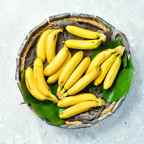 Banano Bebé Set Plátanos Una Caja Madera Vista Superior Espacio —  Fotos de Stock