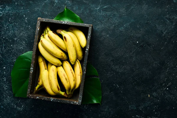 Banano Bebé Set Plátanos Una Caja Madera Vista Superior Espacio —  Fotos de Stock