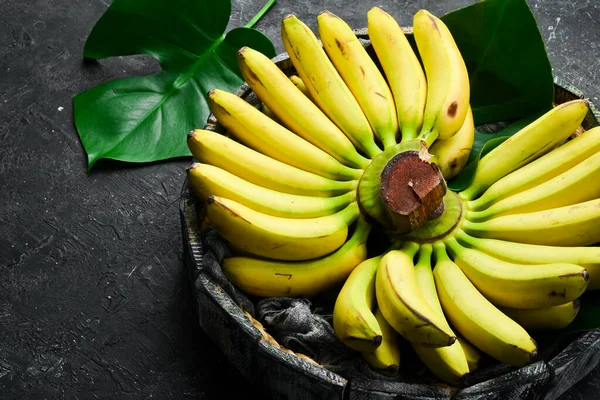 Mały Banan Zestaw Bananów Drewnianym Pudełku Widok Góry Wolna Przestrzeń — Zdjęcie stockowe