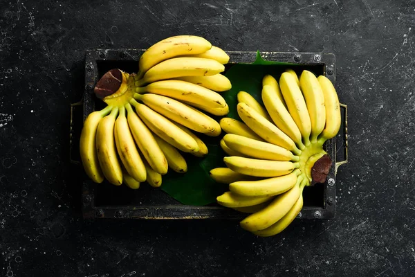 Μπανάνα Μωρό Σετ Μπανάνες Ξύλινο Κουτί Στο Πάνω Μέρος Ελεύθερος — Φωτογραφία Αρχείου
