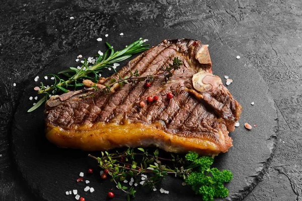 Grilovaný Hovězí Steak Steak Černém Talíři Horní Pohled Černém Kamenném — Stock fotografie