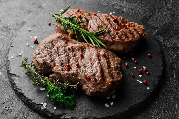 Dva Šťavnaté Žebírka Steak Bylinky Koření Černém Kamenném Pozadí — Stock fotografie