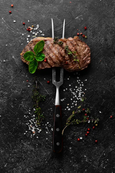 Grilovaný Žebírkový Steak Bylinky Koření Černém Kamenném Pozadí — Stock fotografie