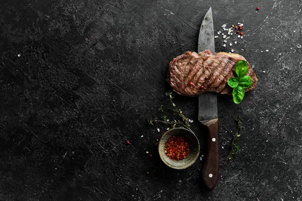 Gegrilltes Rib Eye Steak Kräuter Und Gewürze Auf Schwarzem Stein — Stockfoto