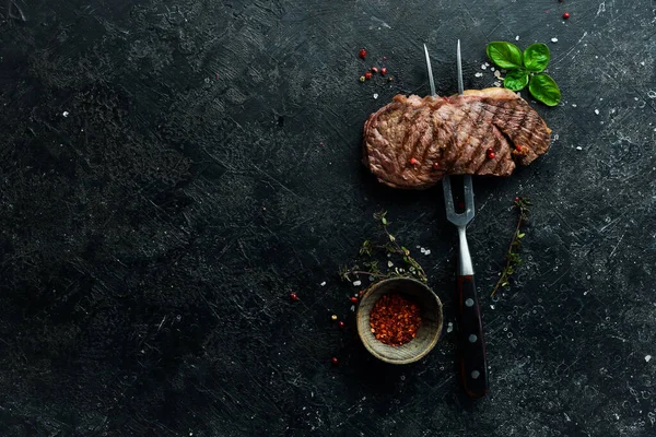 Gegrilltes Rib Eye Steak Kräuter Und Gewürze Auf Schwarzem Stein — Stockfoto
