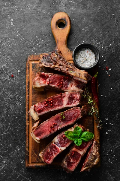 Steak Csonton Konyhaasztalon Tomahawk Steak Fekete Háttérrel Első Látásra Szabad — Stock Fotó