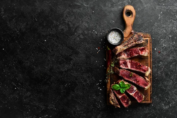Steak Auf Knochen Auf Dem Küchentisch Tomahawk Steak Auf Schwarzem — Stockfoto