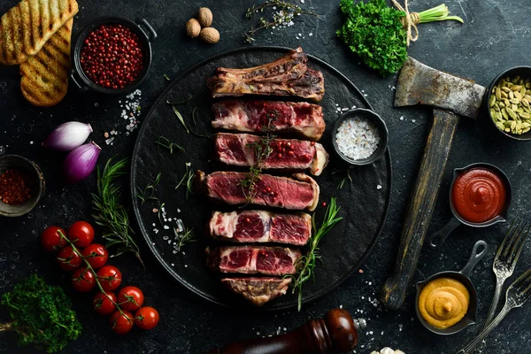 Kalbssteak Auf Knochen Saftige Steakstücke Freier Platz Für Ihren Text — Stockfoto