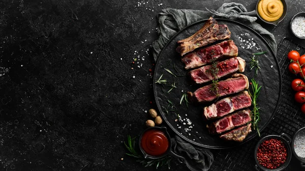 Kalbssteak Auf Knochen Saftige Steakstücke Freier Platz Für Ihren Text — Stockfoto