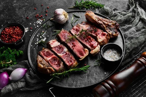 Kalbssteak Auf Knochen Saftige Steakstücke Freier Platz Für Ihren Text — Stockfoto