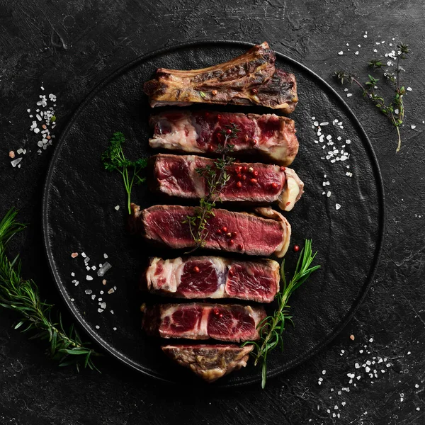 Telecí Steak Kosti Šťavnaté Kousky Steaku Volné Místo Pro Text — Stock fotografie