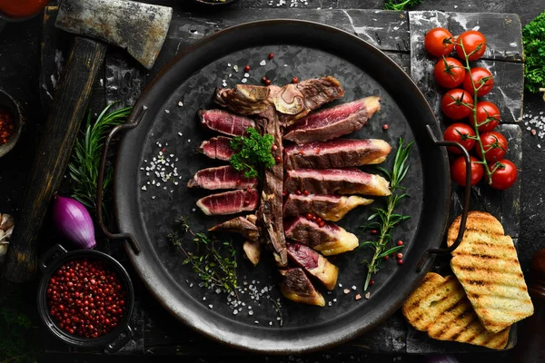 판위에서 준비가 쇠고기 스테이크 스테이크 것이다 — 스톡 사진