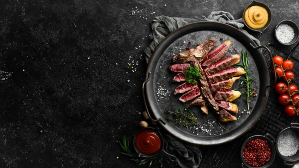 판위에서 준비가 쇠고기 스테이크 스테이크 것이다 — 스톡 사진