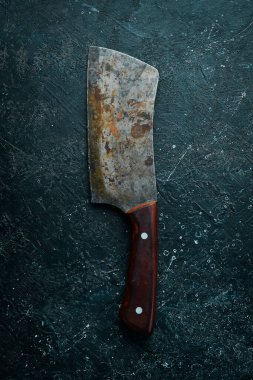 Eski bıçak. Mutfak metal bıçağı. Üst Manzara. Taş bir arka planda.