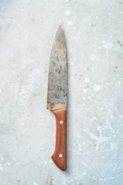 Eski bıçak. Mutfak metal bıçağı. Üst Manzara. Taş bir arka planda.