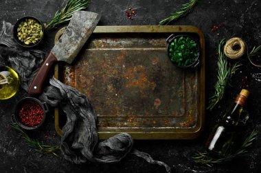 Taze sebzeler, baharatlar ve siyah taştan bir arka planda metal tepsi. Sebzeler. Kırsal biçim.