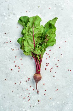 Organik yiyecekler. Arka planda taze yapraklar olan kırmızı pancarlar. Kırsal biçim.