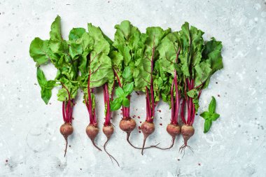 Organik yiyecekler. Arka planda taze yapraklar olan kırmızı pancarlar. Kırsal biçim.