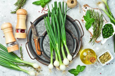 Hazırlık. Mutfak masasında taze taze soğan. Üst görünüm.