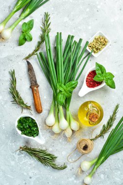 Arkaplanda yeşil soğan var. Organik gıda. Üst görünüm.