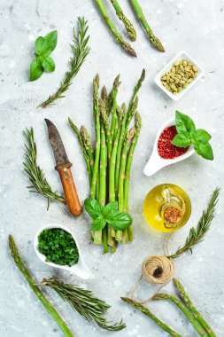 Taş zeminde taze yeşil kuşkonmaz var. Sağlıklı yiyecekler. Üst görünüm.