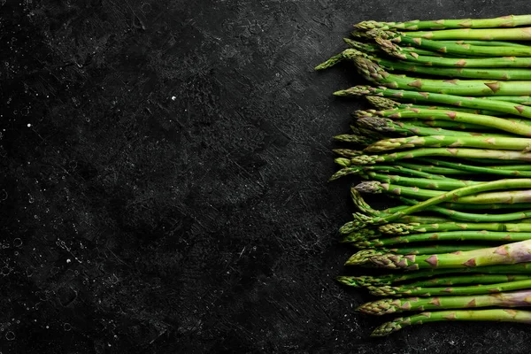 Cibo Biologico Asparagi Verdi Tavolo Pietra Nera Uno Sfondo Pietra — Foto Stock