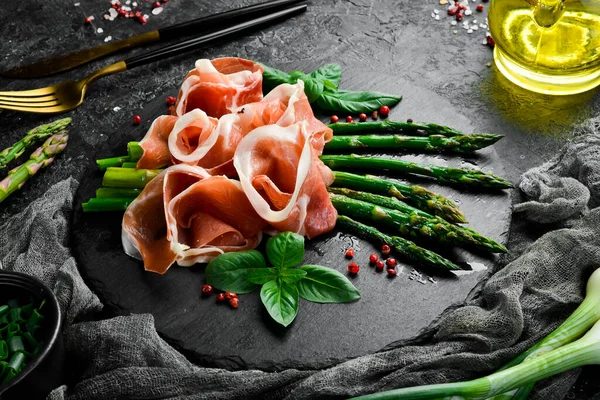 Asparagi Alla Griglia Con Prosciutto Basilico Uno Sfondo Pietra Nera — Foto Stock