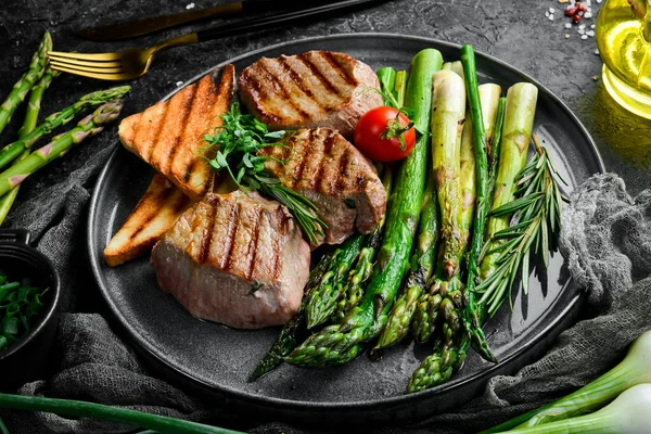 Juicy Veal Steak Asparagus Tomatoes Toast Black Stone Background Top — Stock Photo, Image