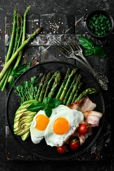 Lezzetli Bir Kahvaltı Güneşli Tarafı Yumurta Kuşkonmaz Pastırma Avokado Siyah — Stok fotoğraf