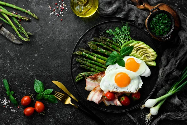 Lezzetli Bir Kahvaltı Güneşli Tarafı Yumurta Kuşkonmaz Pastırma Avokado Siyah — Stok fotoğraf