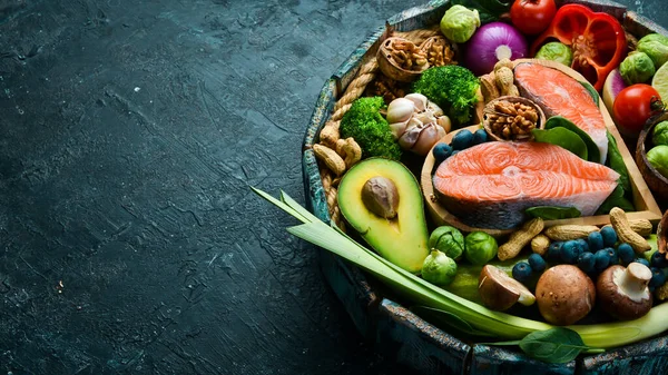 Kutudaki Sağlıklı Yiyecekler Siyah Taştan Bir Arka Planda Yan Görüş — Stok fotoğraf